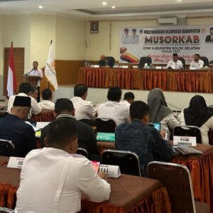 Ketua Bidang Hukum KONI Sumbar, Mevrizal saat memberikan paparan dalam Musorkab KONI Solok Selatan. (Sumber: IST)