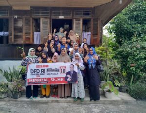 Mevrizal saat berfoto bersama ibu-ibu kelompok Yasinan Muslimah Koto Anau, Kecamatan Lembang Jaya, Kabupaten Solok. (FOTO: IST)